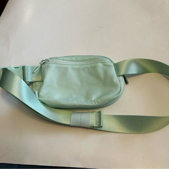 NWOT lululemon athletica Mint Green Everything Crossbody Bag - Picture 4 of 4